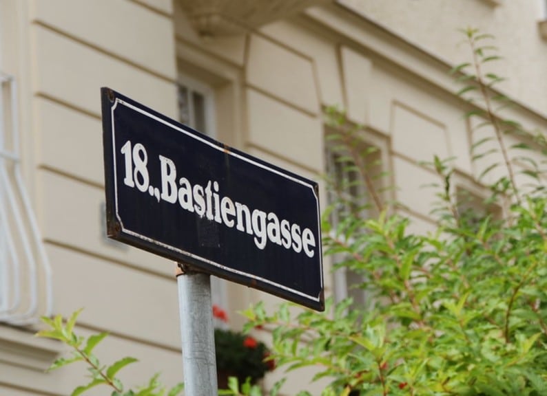 Bastiengasse Straßenschild