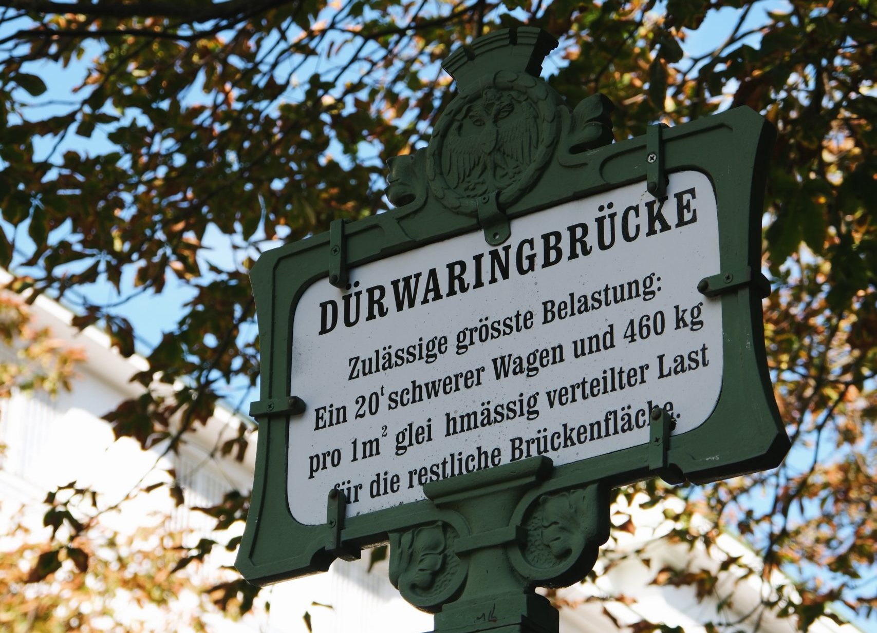 Historisches Schild der Dürwaringbrücke in Währing