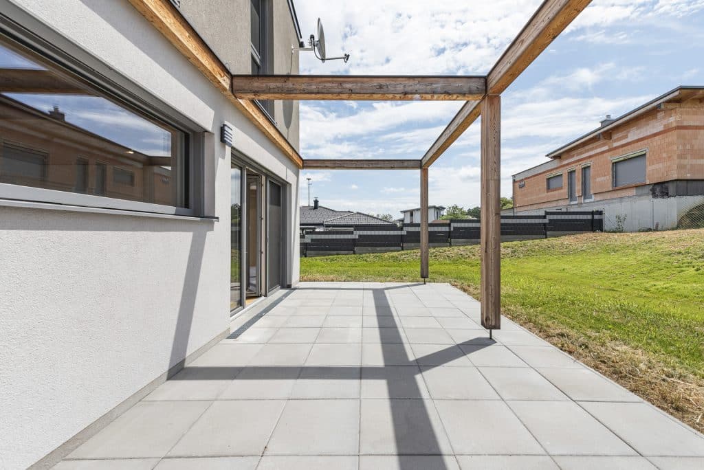 Terrasse mit Holzpergola an Haus 4 des Ökohome-Projekts in Rotenturm an der Pinka