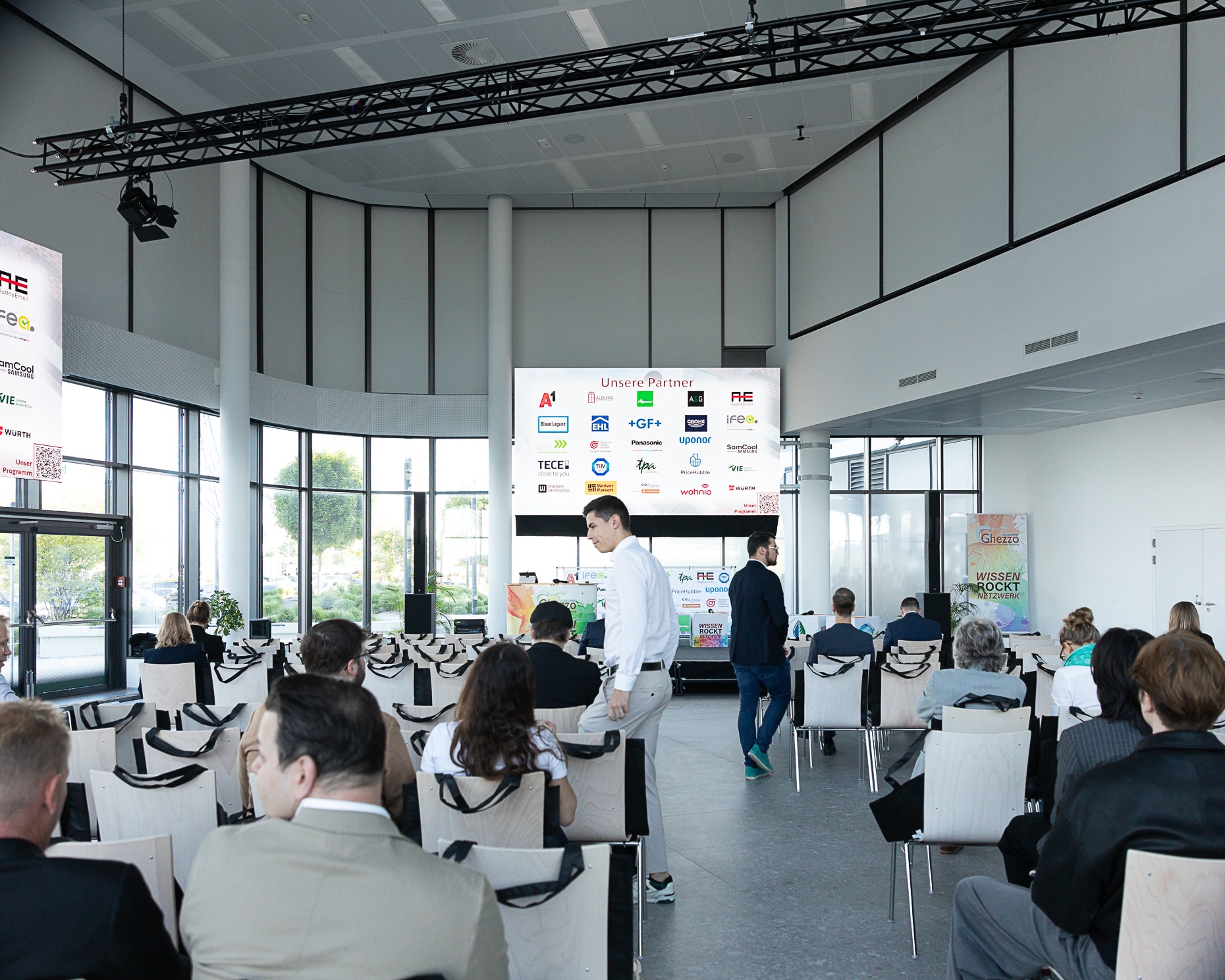 Publikum und Moderator im Veranstaltungssaal beim 7. Ghezzo Immobilientag