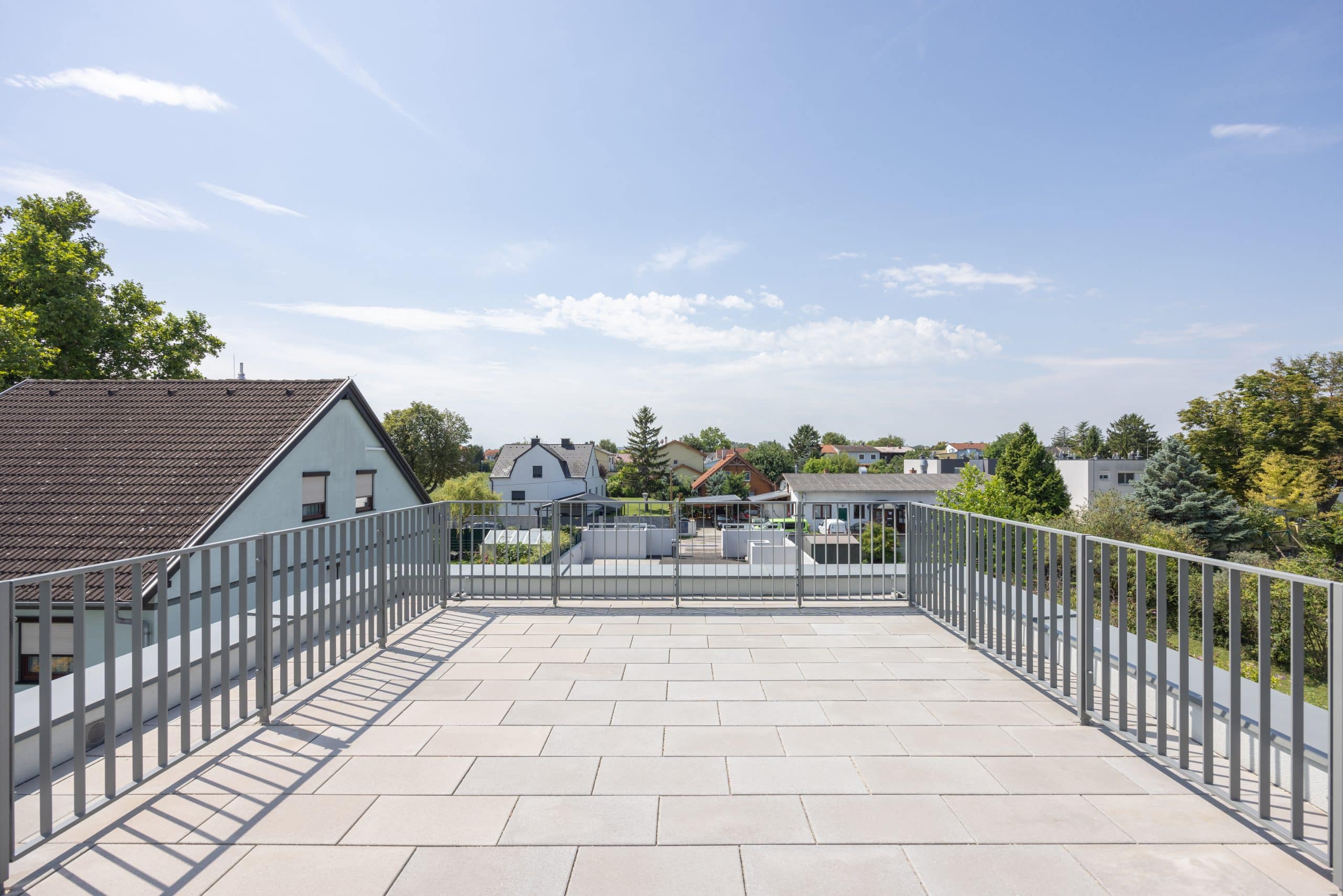 Dachterrasse mit Blick über die Siedlung im Projekt Enzo