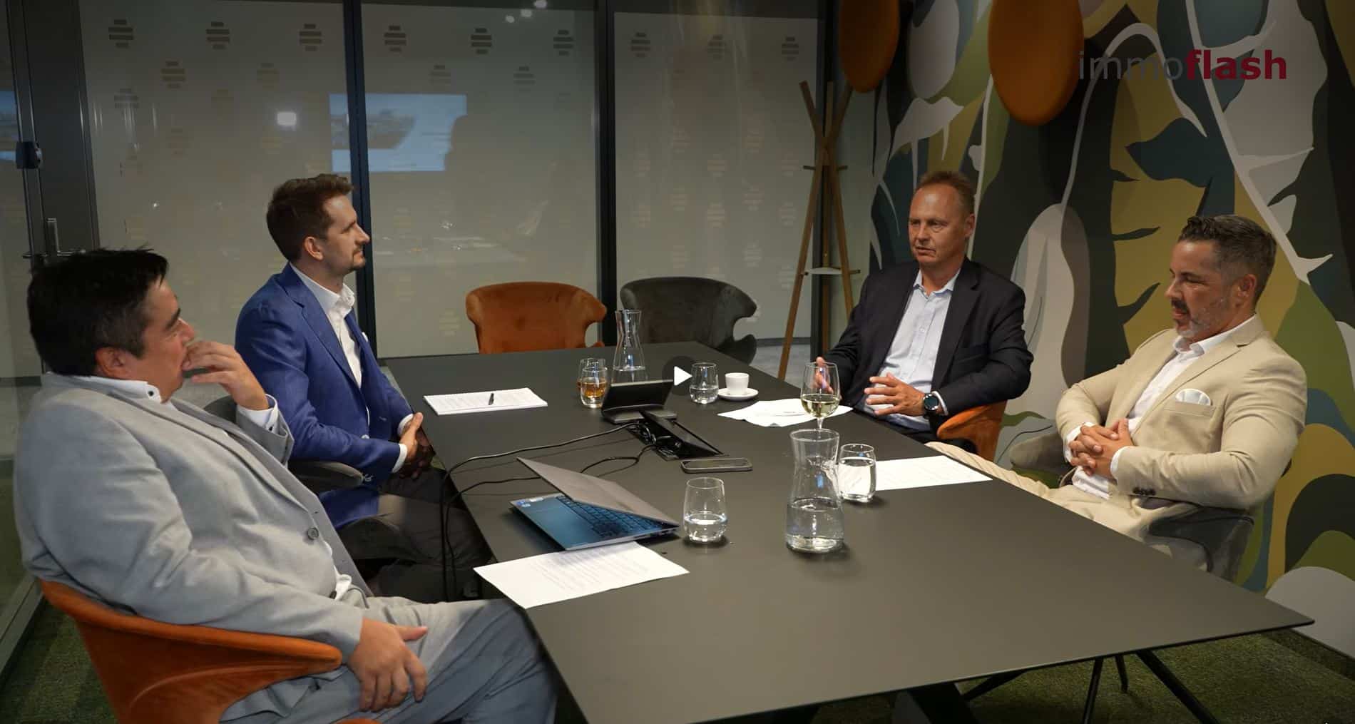 Gesprächsrunde mit fünf Teilnehmern beim Immoflash-Round-Table zu Assetklassen der Zukunft